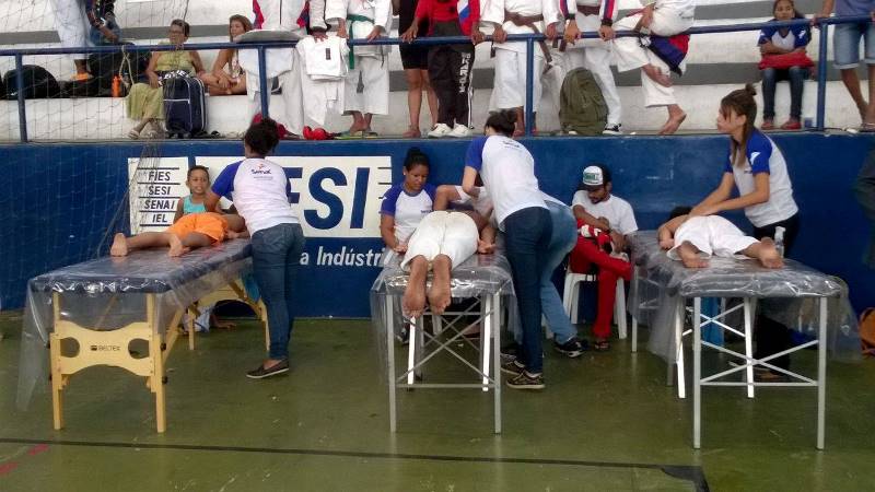 Alunos de massagem exercem prática em campeonato de Karatê