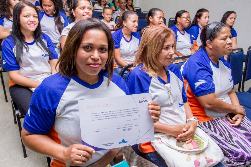 Jovens recebem certificado de qualificação profissional(Senac, Fundat e Semfas)