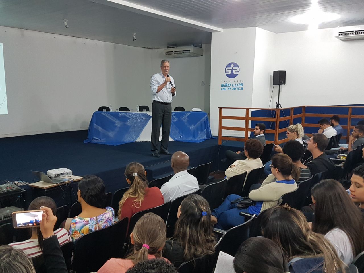 Diretor do Senac apresenta palestra em faculdade