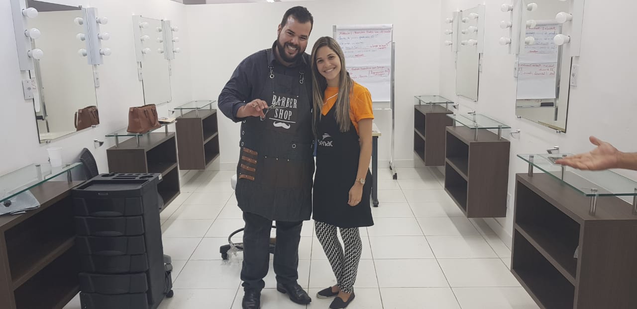 Competições: aluna recebe aulas de barbearia