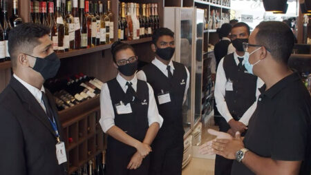 Alunos do Senac Bistrô Cacique Chá recebem treinamento sobre vinhos