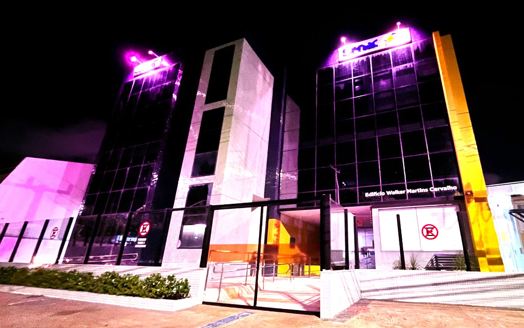 Outubro Rosa: prédios do Senac e Fecomércio ganham iluminação especial