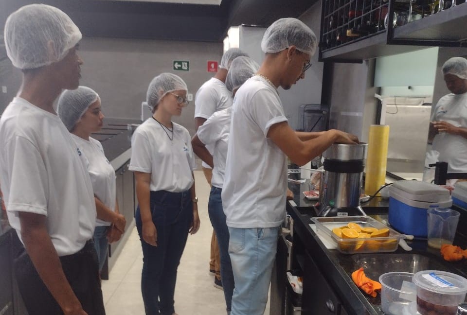 Aula prática do curso de garçom ensina a preparar drinks