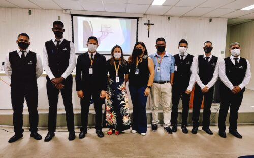 Alunos de curso de garçom apresentam projeto voltado para a satisfação em servir o cliente