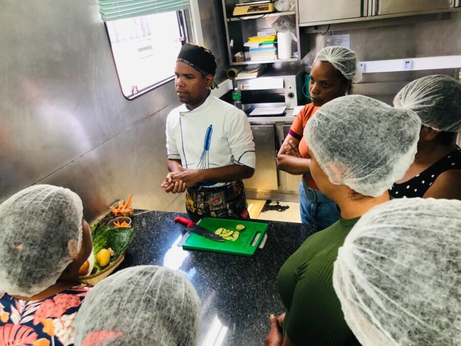 Curso de auxiliar de cozinha ativa empreendedorismo feminino em Santana do São Francisco