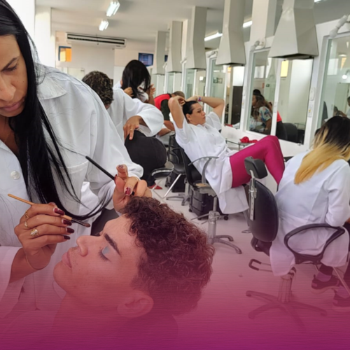 Turma ofertada pelo Senac em parceria com a Astra finaliza curso de maquiagem