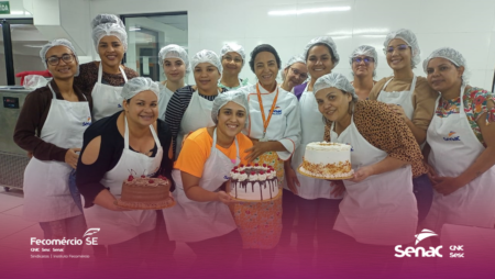 Alunas com deficiência auditiva finalizam curso de bolos e tortas no Senac