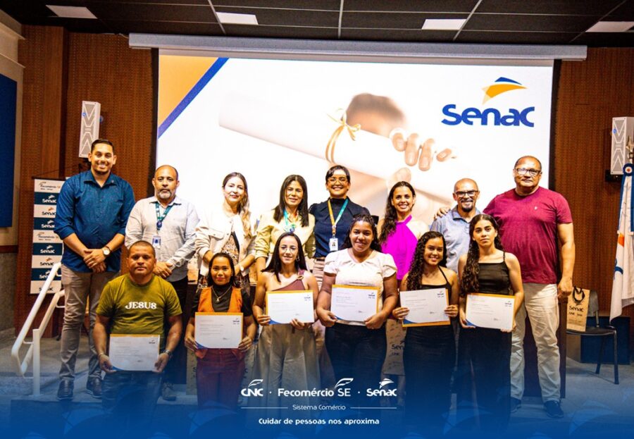 Senac faz entrega de certificados de conclusão de cursos em Simão Dias