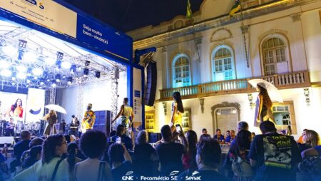 Desfile de moda da Semana S valoriza pessoas estreantes na passarela