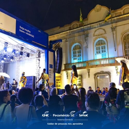 Desfile de moda da Semana S valoriza pessoas estreantes na passarela
