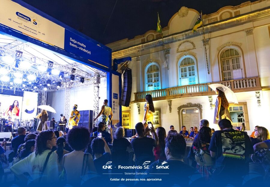 Desfile de moda da Semana S valoriza pessoas estreantes na passarela