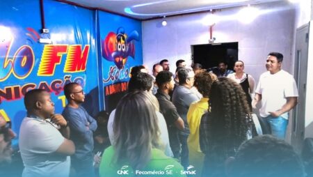 Alunos do Senac vivenciam experiência prática em visita à Rádio Xodó FM 