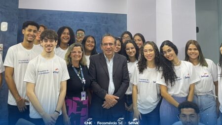 Jovens aprendizes do Senac participam de visita técnica na sede de Aracaju