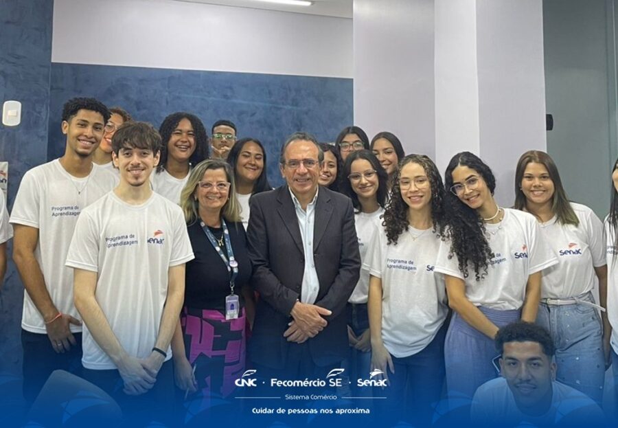Jovens aprendizes do Senac participam de visita técnica na sede de Aracaju