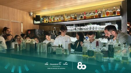 Alunos do curso de bartender do Senac SE realizam visita técnica em coquetelaria de Aracaju 