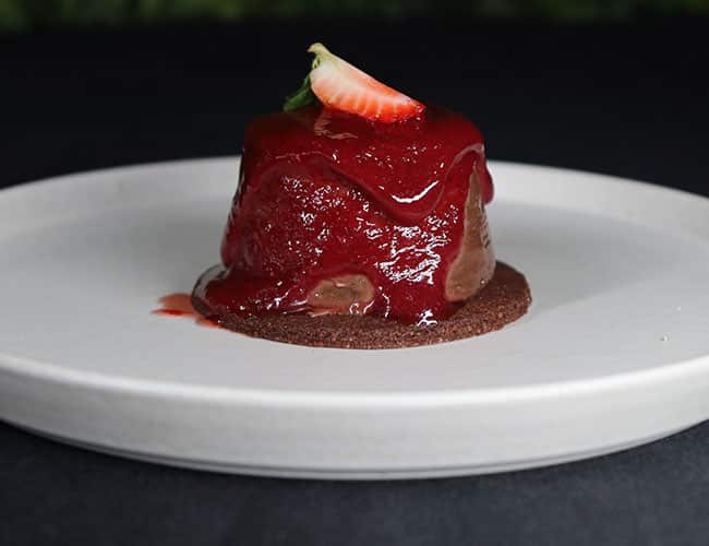 Flan de Chocolate com Calda de Frutas Vermelhas