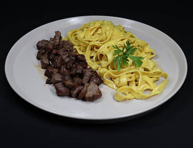 Fettuccine na Manteiga com Cubos de Carne