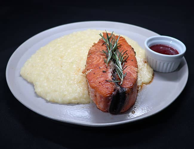 Salmão Grelhado com Risoto e Molho de Frutas Vermelhas