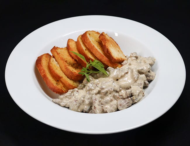 Filé ao Gorgonzola com Torradas