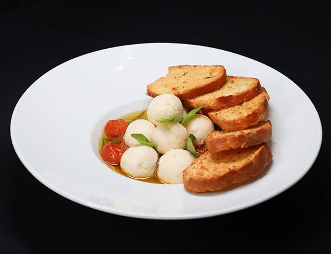 Salada de Tomate Confitado e Queijo em Conserva