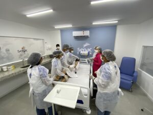 Alunos do eixo de saúde do CEP Aracaju vivenciam experiência no Laboratório de Simulação Realística 1 IMG 0412